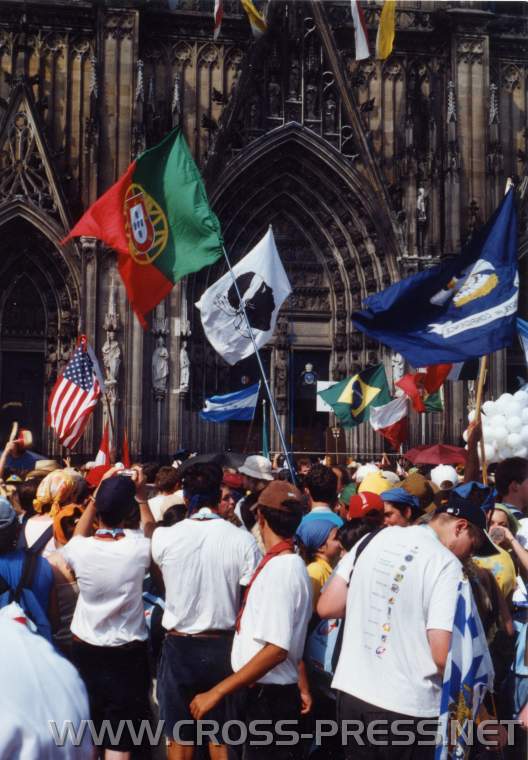 2005.08.18.-dom und leute Vor dem Dom.